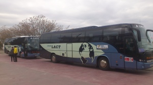 Autobuses de la empresa LACT en una de las dos paradas que realizó la banda de Las Cigarreras en su viaje hacia Jaén